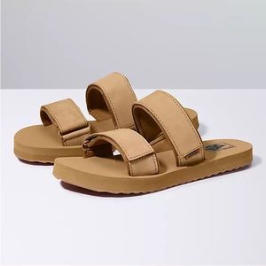 VANS CAYUCAS SLIDE SANDAL (size 9)